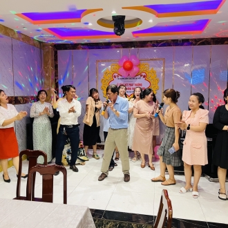 Nhà Hàng Cầu Trắng